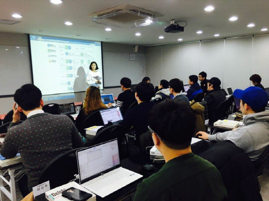 델파이 교육 서비스를 국내 제공하고 있는 데브기어가 델파이 변화에 맞춰 교육과정을 확대하고 있다고 23일 밝혔다. 데브기어는 2009년 윈도 개발 관련 2개 과정으로 시작했으나 현재 모바일, 사물인터넷 앱 개발 등 11개 과정까지 프로그램을 확대했다. 데브기어 대학생 과정 강의 모습. 데브기어 제공